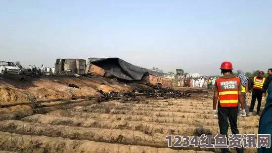 巴基斯坦油罐车爆炸前视频曝光，混乱中的民众争相收集油料