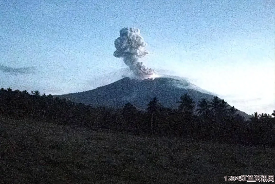 俄舍维留奇火山爆发，灰柱冲天，自然界的震撼力量