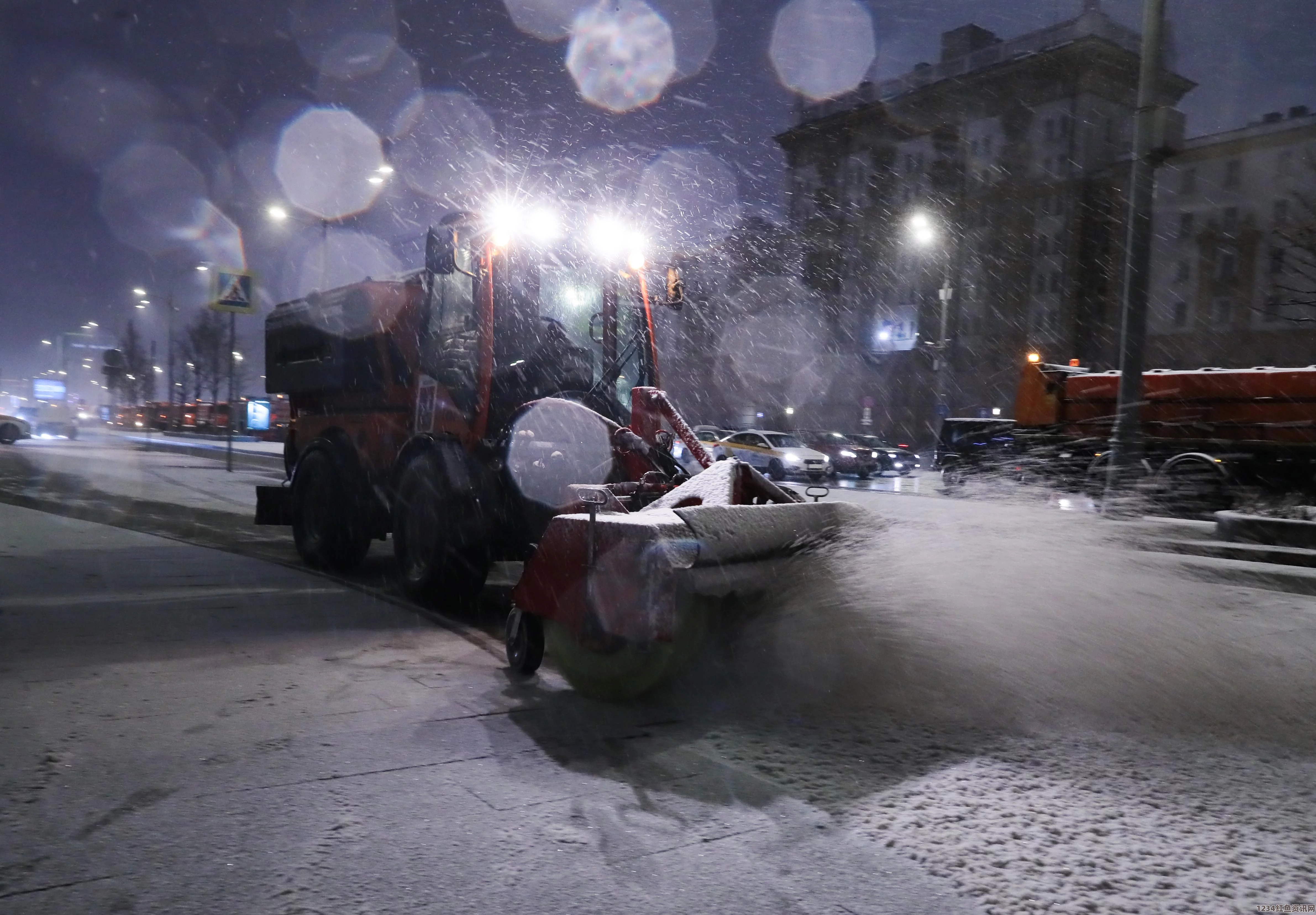 莫斯科遭遇八十年以来最大暴雪，扫雪行动全力出动（现场图）