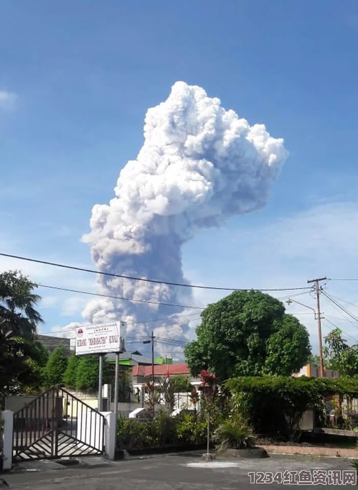 印度尼西亚索普坦火山喷发持续，现场震撼曝光