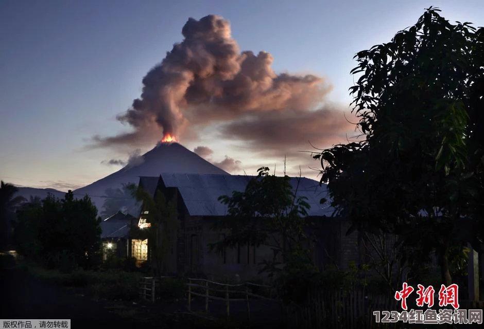 印度尼西亚索普坦火山喷发持续，现场震撼曝光