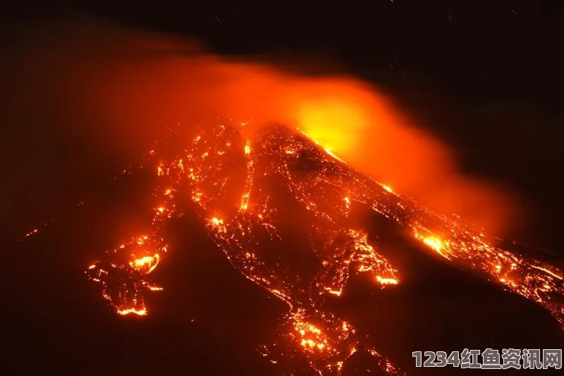 意大利埃特纳火山喷发震撼瞬间，烟柱直冲云霄，自然之力尽显威力