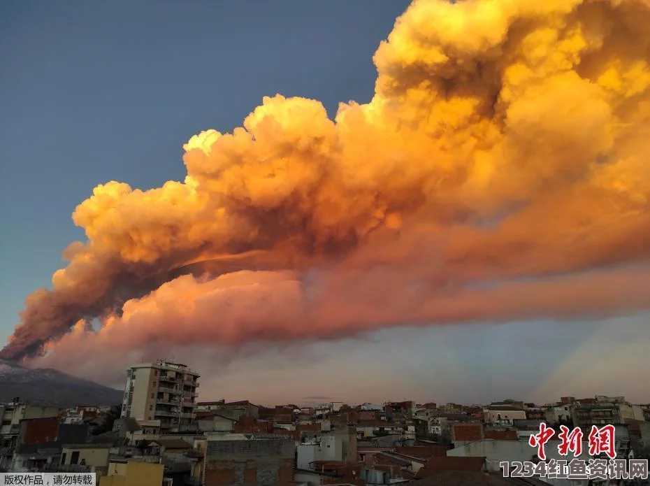 意大利埃特纳火山喷发震撼瞬间，烟柱直冲云霄，自然之力尽显威力