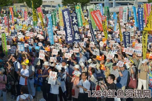 日本民众反安倍情绪高涨，万人排成NO WAR NO ABE队形示威游行