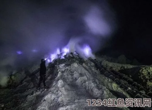 揭秘印尼神奇火山之谜，昼采矿产夜喷蓝色岩浆，探寻自然奥秘图文解析