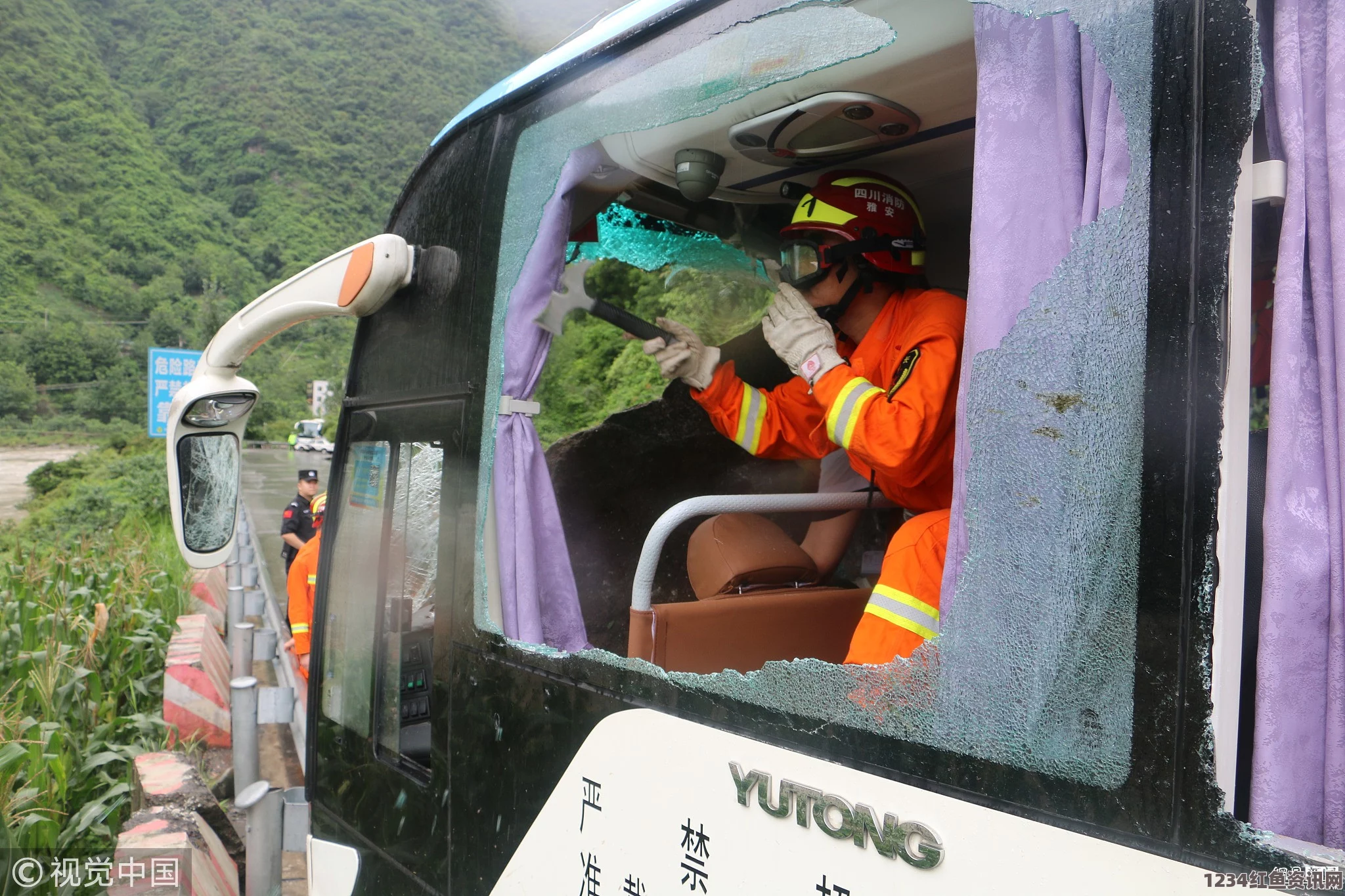 南非大巴坠崖事故致多人死亡，事故原因正在深入调查，附问答环节