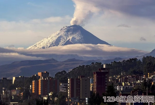 科多帕希火山震撼喷发，火山灰直冲云霄的壮观景象