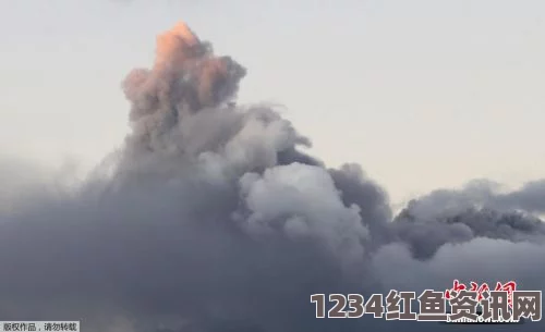 科多帕希火山喷发，火山灰直冲云霄的震撼景象