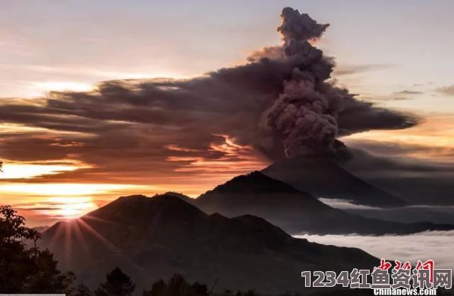 印尼龙目岛火山喷发引发紧急状况，大批中国游客滞留之际机场关闭