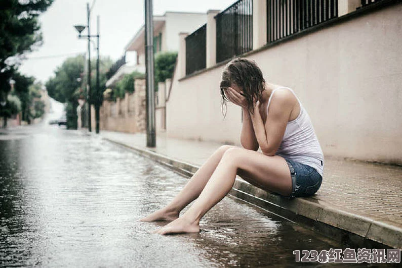 女性人体写真在雨中潮湿的雨中母亲的悄悄话，仿佛是大自然倾诉的安慰，让人感受到温暖与力量。