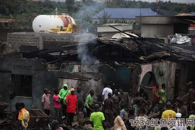 尼日利亚油罐车爆炸悲剧，巴士站瞬间成灾难现场，近70人丧生