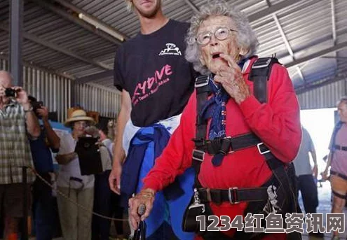 南非老人庆祝百岁生日，高空跳伞、潜水喂鲨鱼