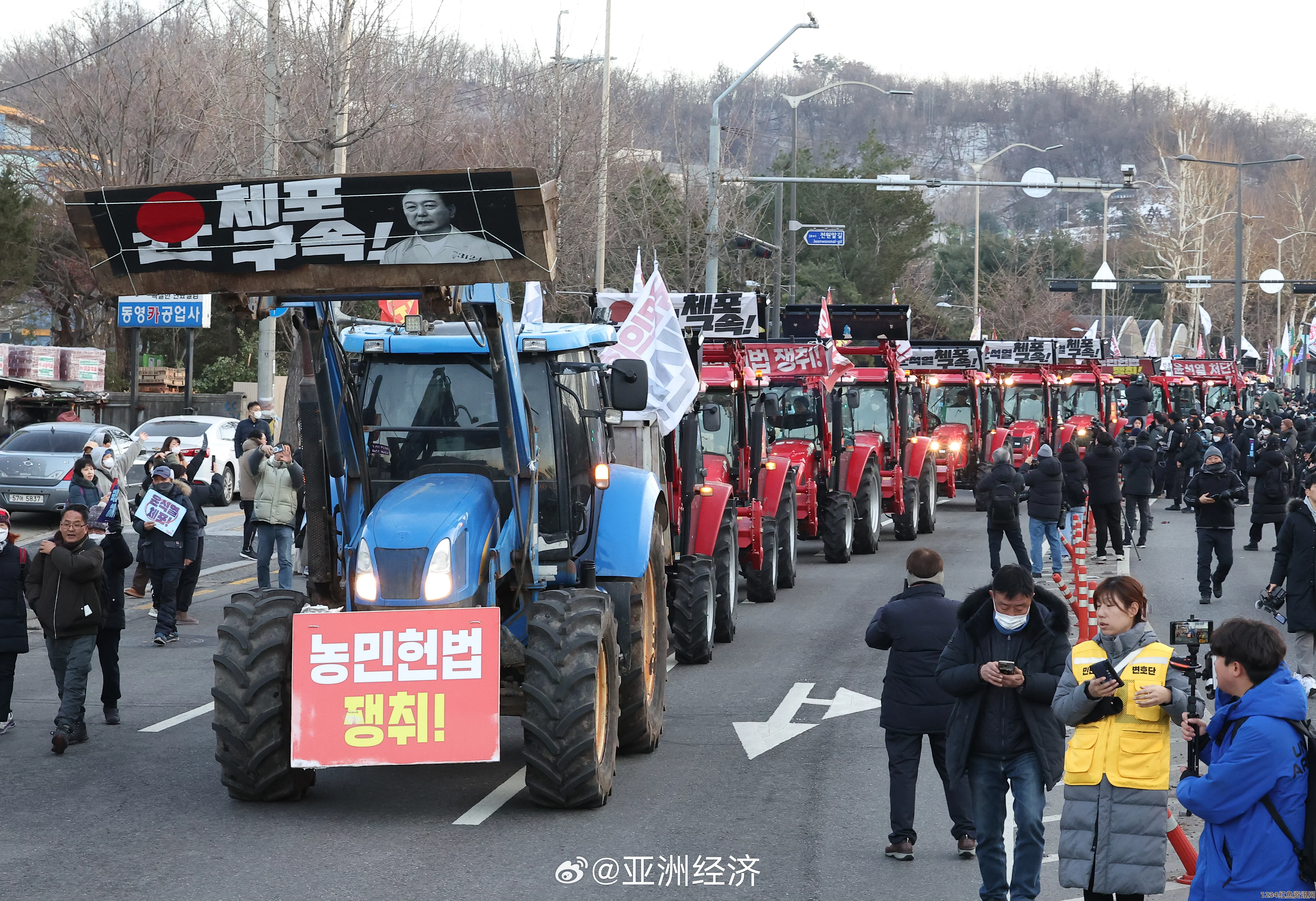 韩国民众拖拉机堵路行动，和平对抗反朝传单散发事件