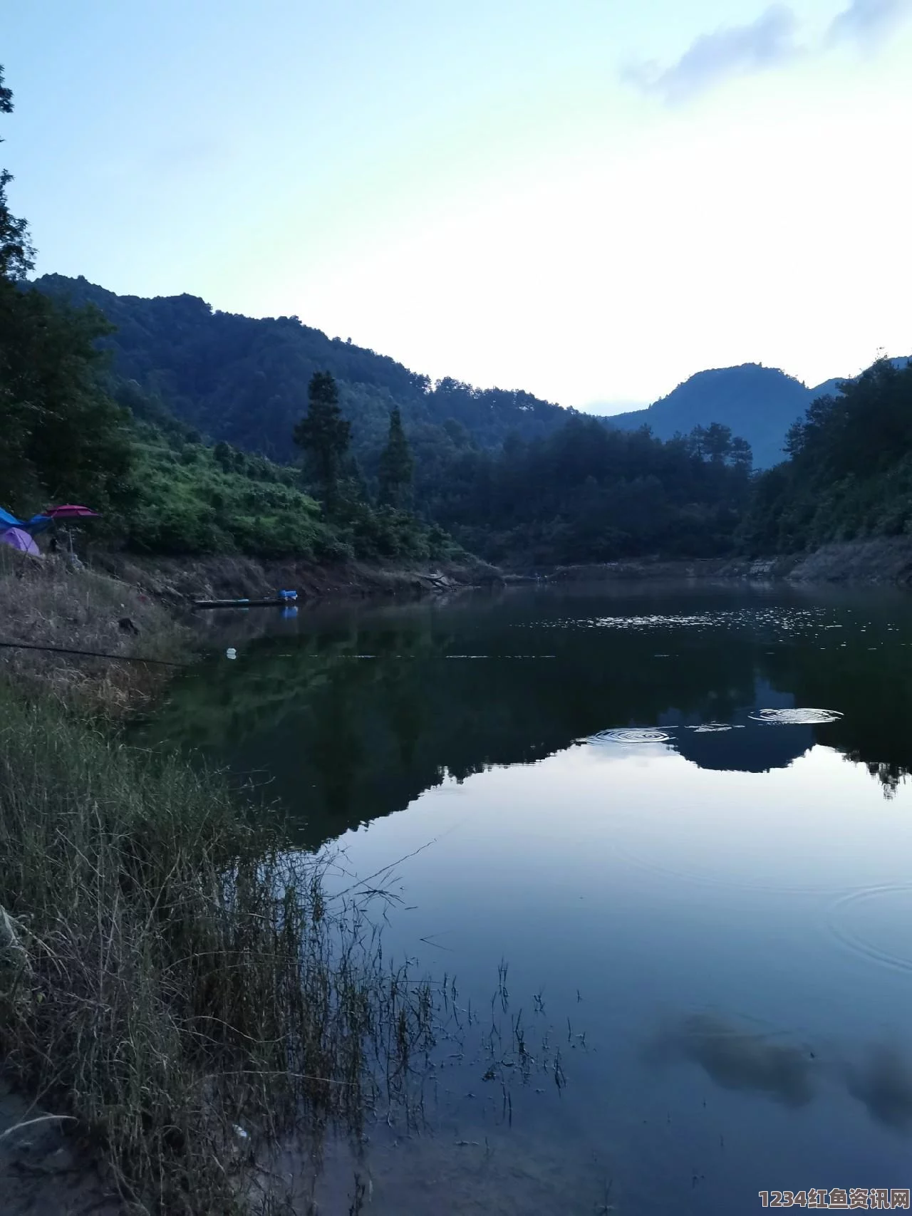 兄弟两个人一前一后，共同面对生活的风雨与挑战