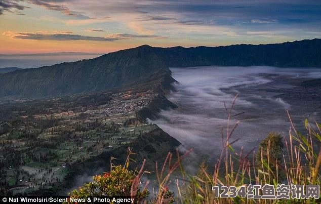 印尼婆罗摩火山之巅，云雾缭绕如海浪拍岸，恍若仙境探秘