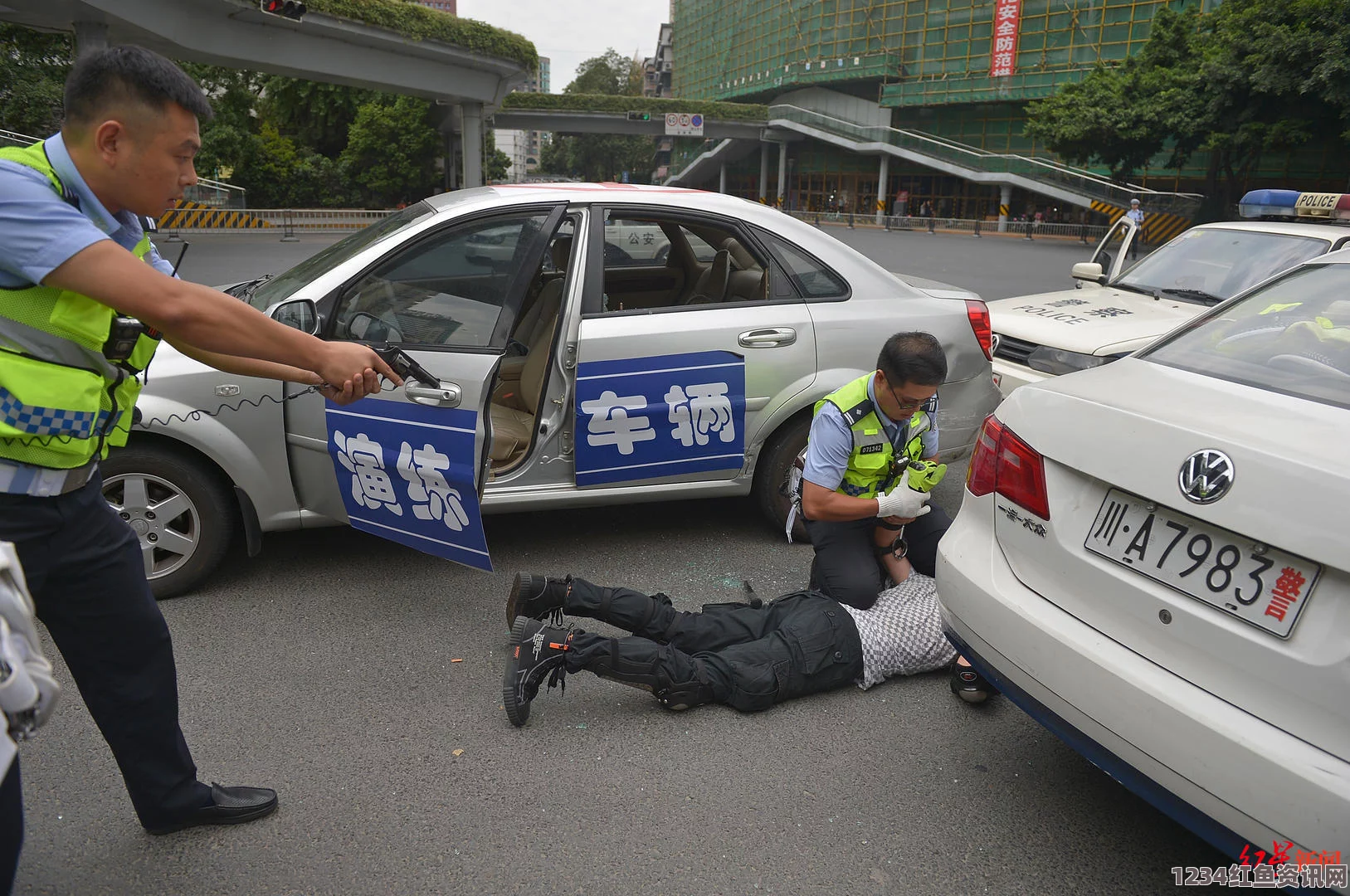 日游客与美国警方上演惊险追逐大战，多警出动全力追捕