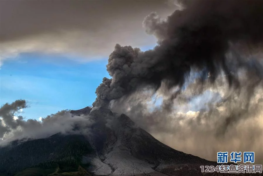 印尼锡纳朋火山喷发频繁，数万居民紧急撤离