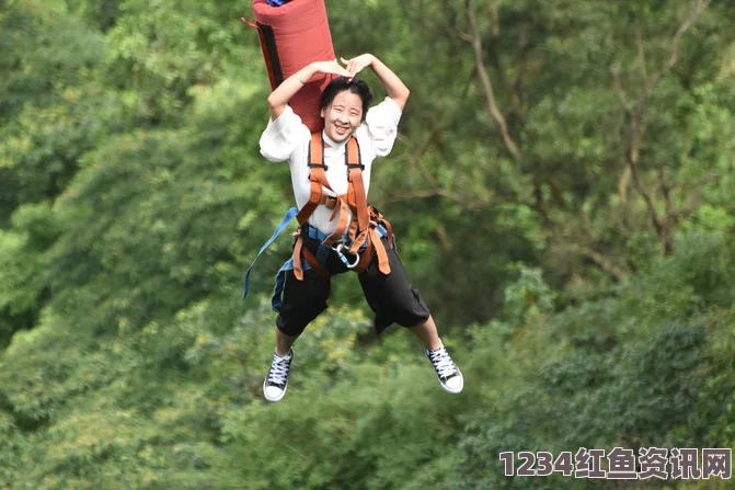 冒险爱情！俄蹦极男子大胆裸抱女友，挑战极限刺激，女子竟无任何安全设备