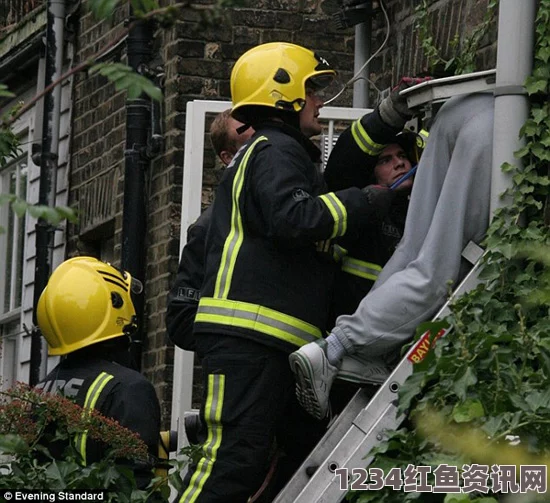 英小偷行窃遭困窗户缝隙，尴尬求救屋主