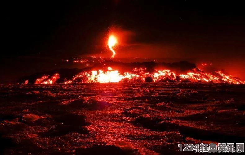 埃特纳火山再次喷发，火光映照夜空，自然威力震撼心灵